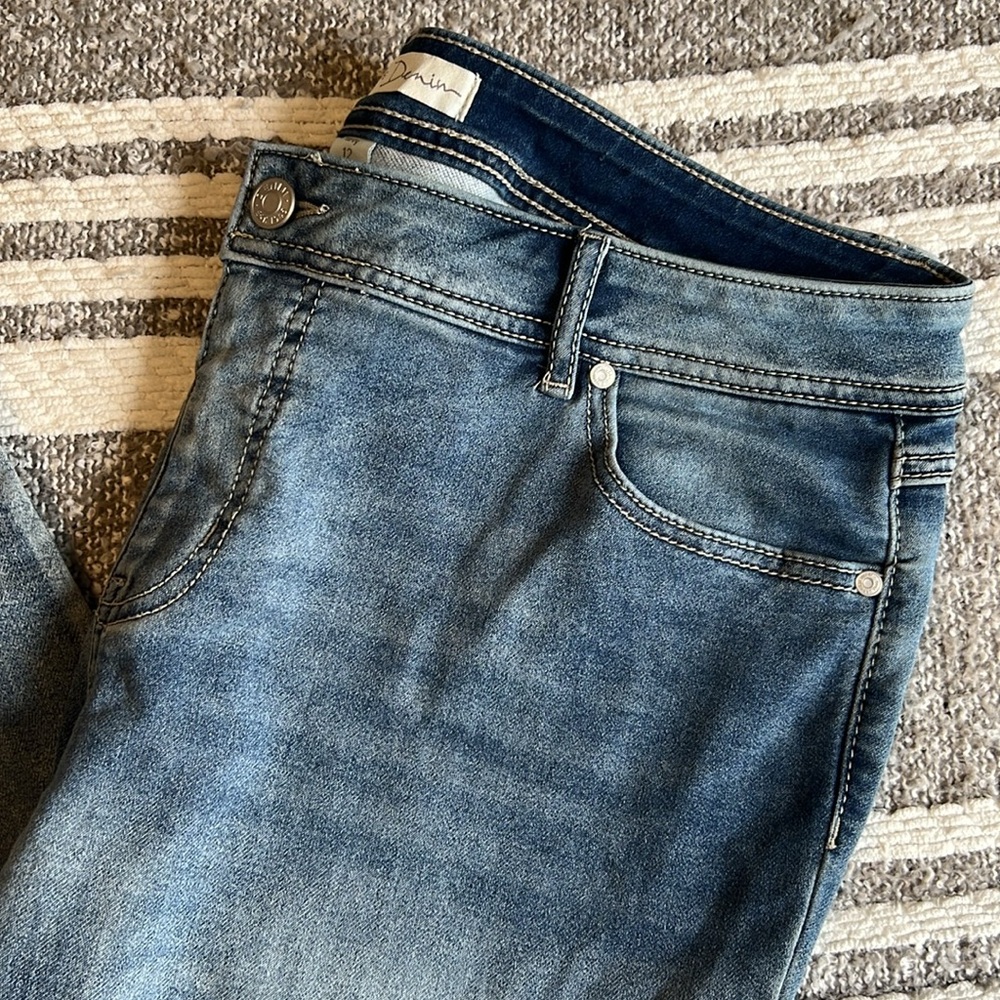 CATO // CROPPED STRAIGHT CURVY FIT JEANS - Picture 2 of 10